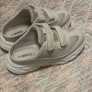 Women's Cream Mesh Velcro Sneakers